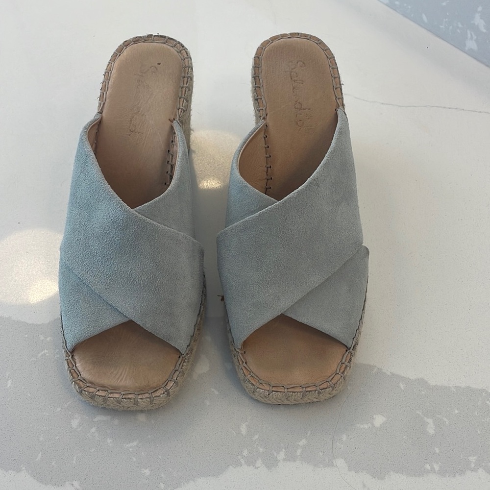 Splendid suede shoes. Fit wide. The colour is a light bluish grey.